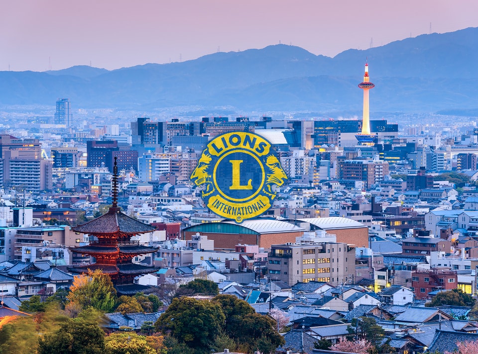 ライオンズクラブのロゴマークと京都タワーの見える京都の風景